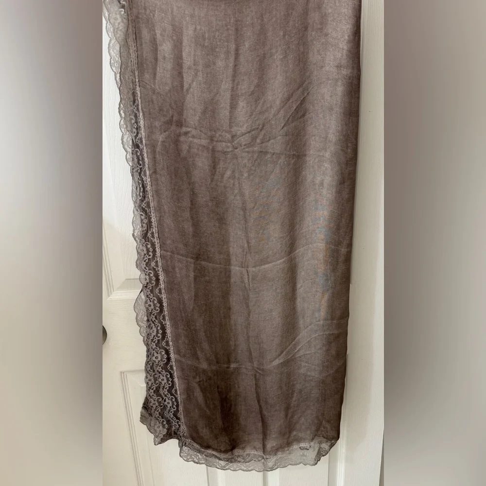 NWT FOULARD BELLA Chic Lace Trim Shawl Grey